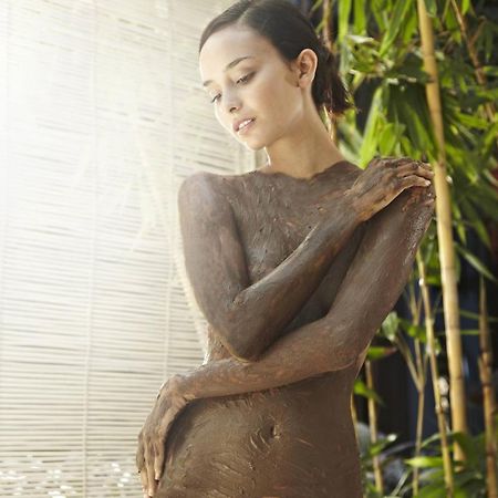 Hard Rock Hotel Goa Calangute Luaran gambar A woman with mud on her body