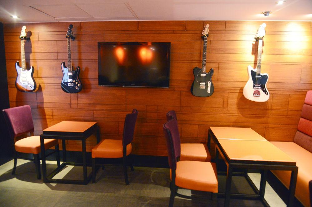 Hard Rock Hotel Goa Calangute Luaran gambar The interior of a typical Hard Rock Cafe
