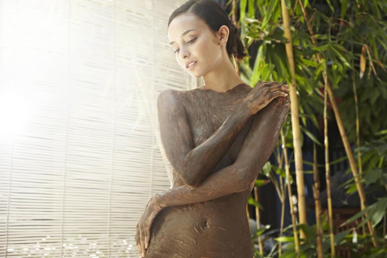 Hard Rock Hotel Goa Calangute Luaran gambar A woman with mud on her body