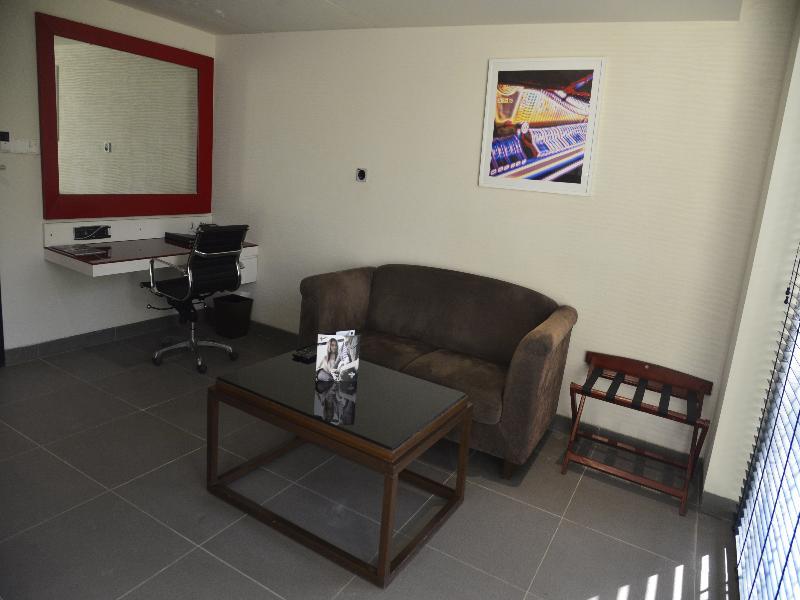 Hard Rock Hotel Goa Calangute Luaran gambar The interior of the airport's VIP lounge