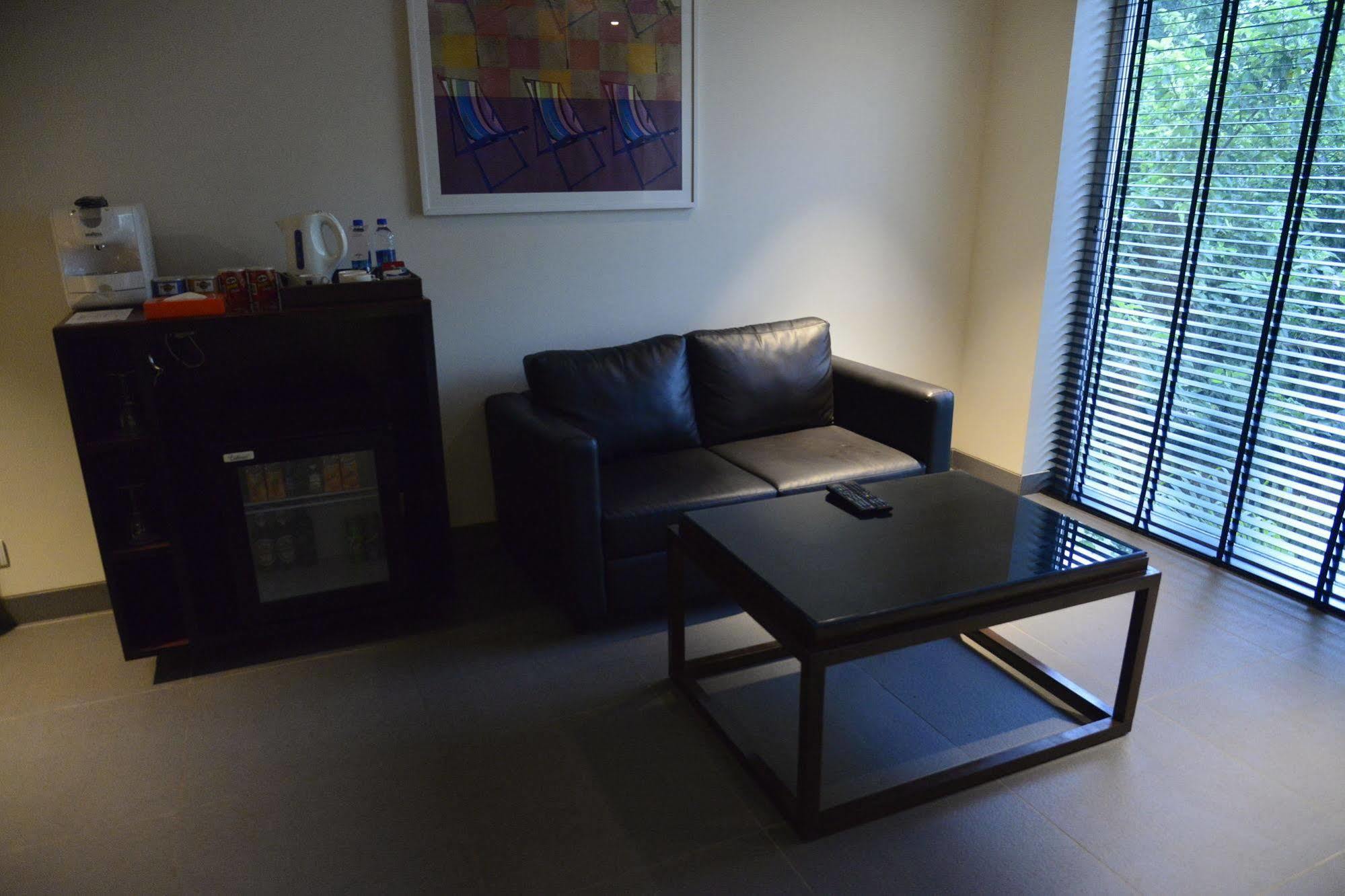 Hard Rock Hotel Goa Calangute Luaran gambar A living room in a typical apartment at the complex