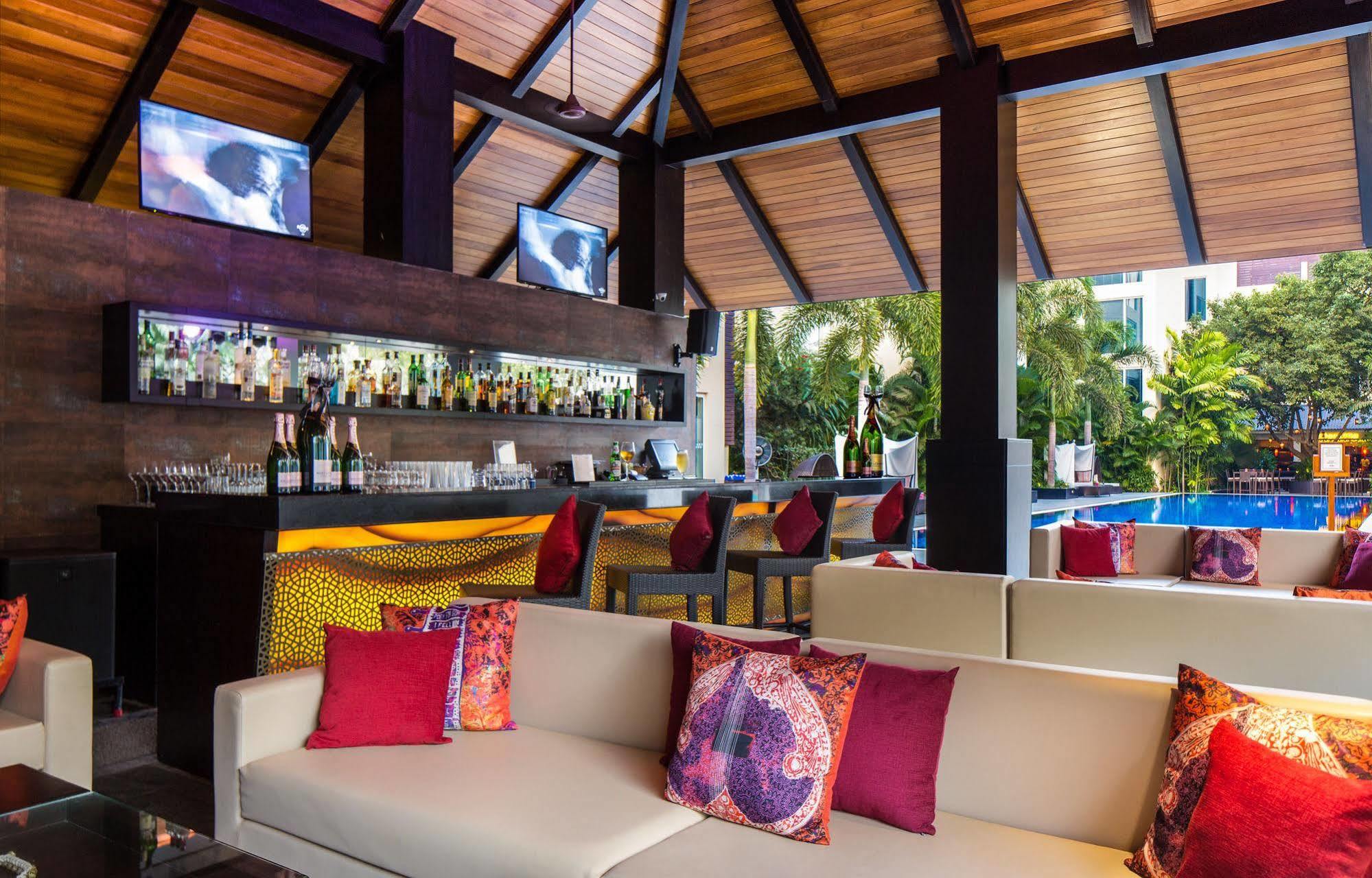 Hard Rock Hotel Goa Calangute Luaran gambar The bar at the pool