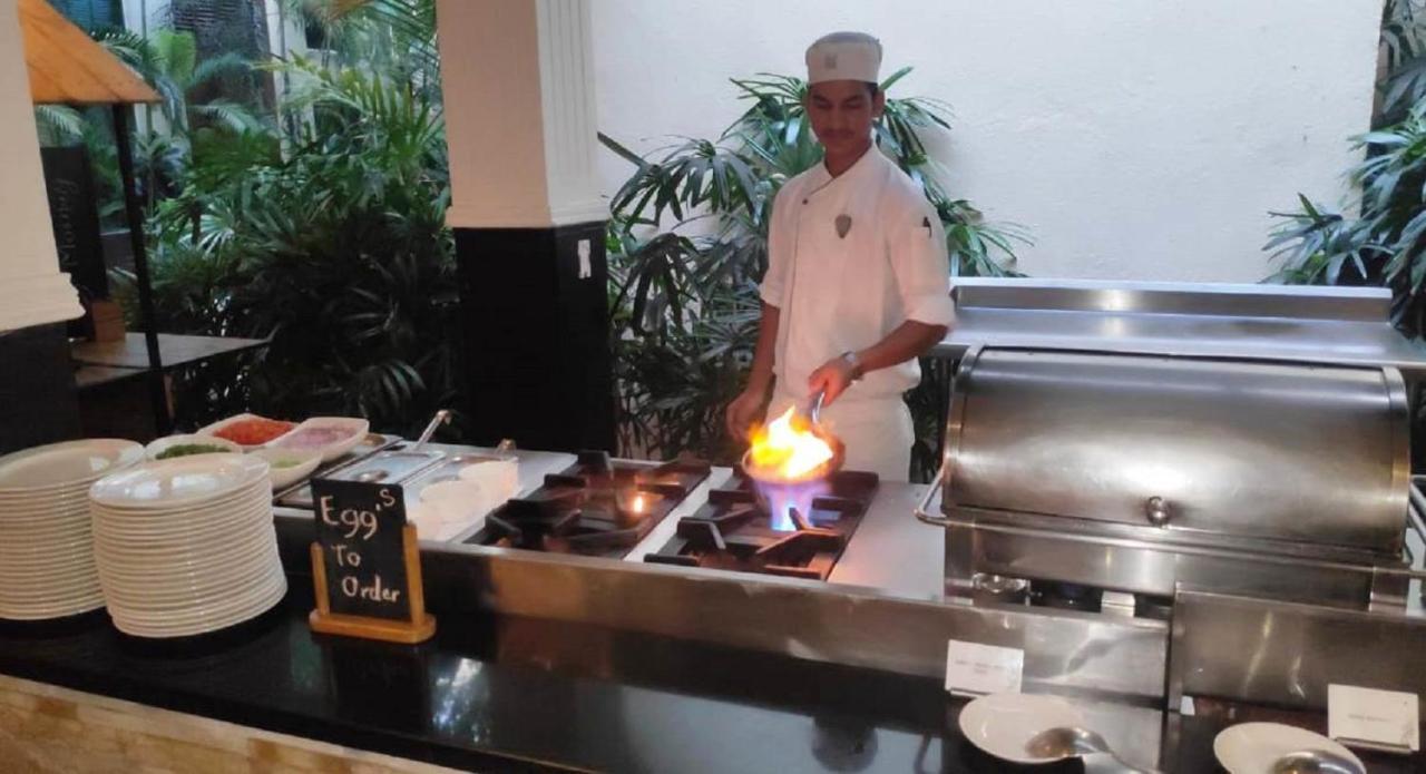Hard Rock Hotel Goa Calangute Luaran gambar A chef cooking with a blowtorch